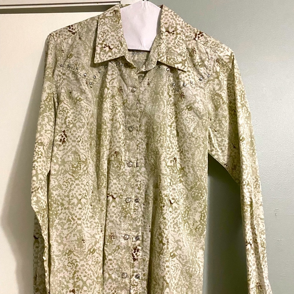 Long sleeve pearl snap